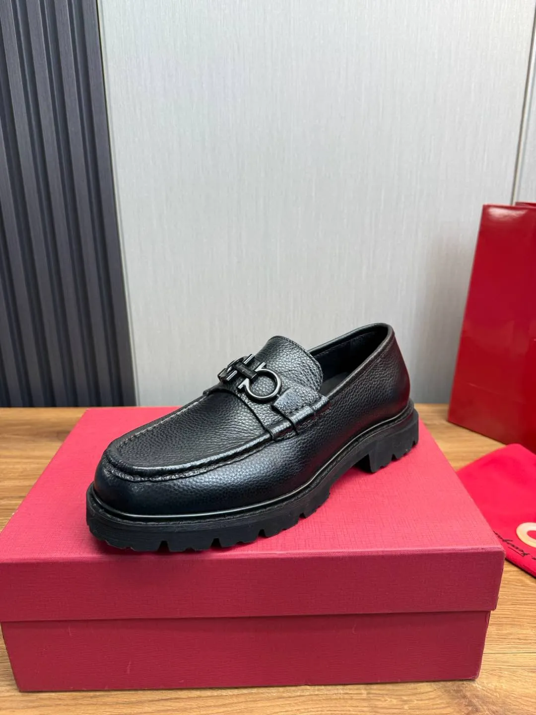 Men's shoes 💰880💰 Ferragamo. [Ferragamo] men's thick-soled loafers, the latest hot style, 1:1 original purchase quality, top quality, imported open-edge beaded cowhide leather on the upper, hand-made three-dimensional stitching highlights the round toe design, the inner foot pads are all imported cowhide, with original lightweight foam outsole, matching code 39-44, (38, 45 custom-made, non-refundable)
